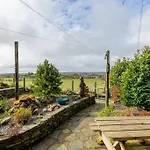 Semesterbostad High Trees Byre - Two Bed With Log Burner & Incredible Views Workington