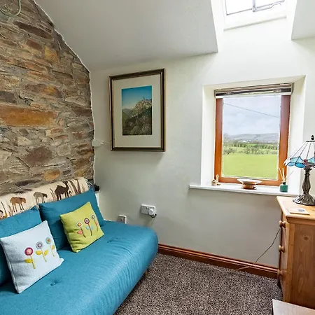 High Trees Byre - Two Bed With Log Burner & Incredible Views Holiday home *